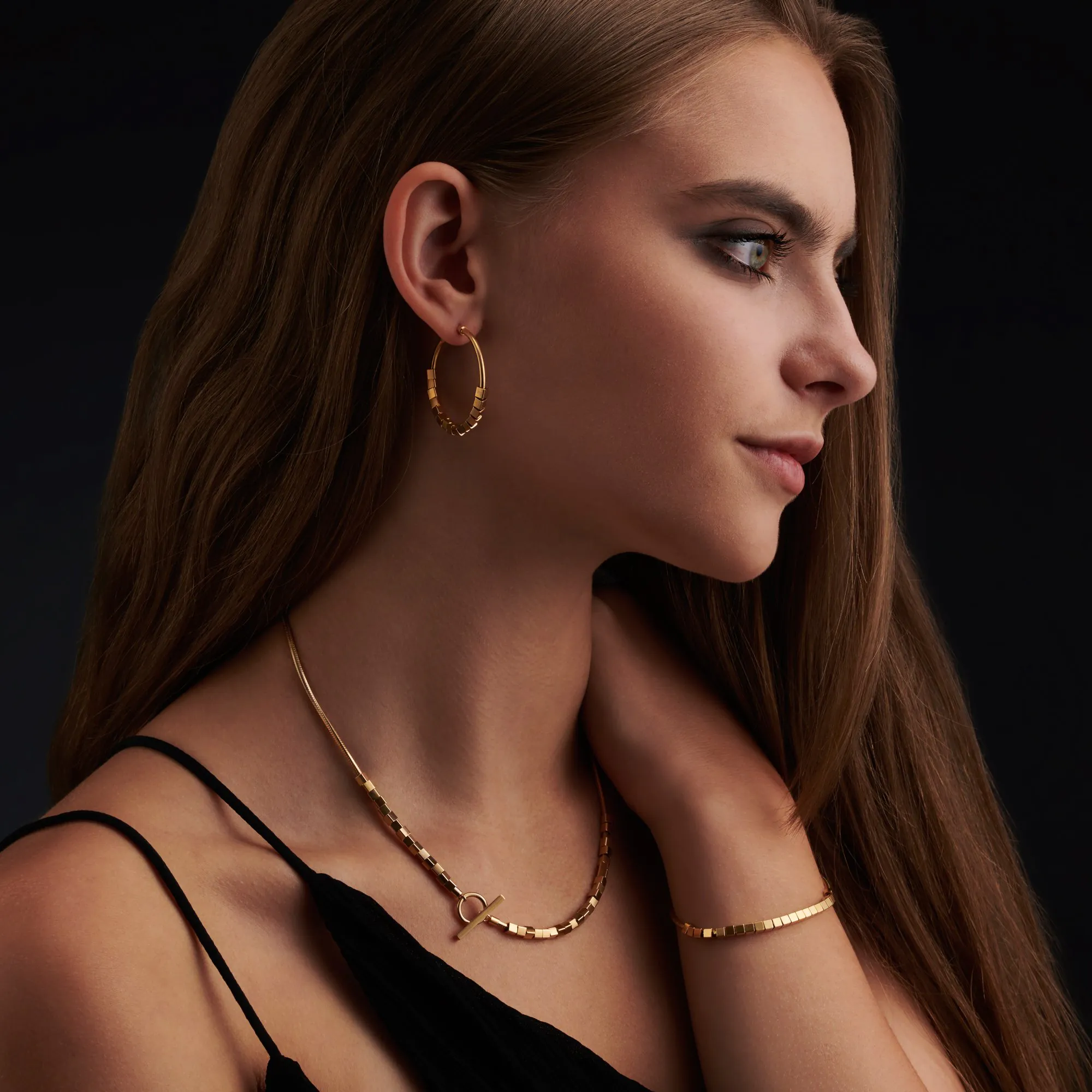 Cara-Model_139-square (1)