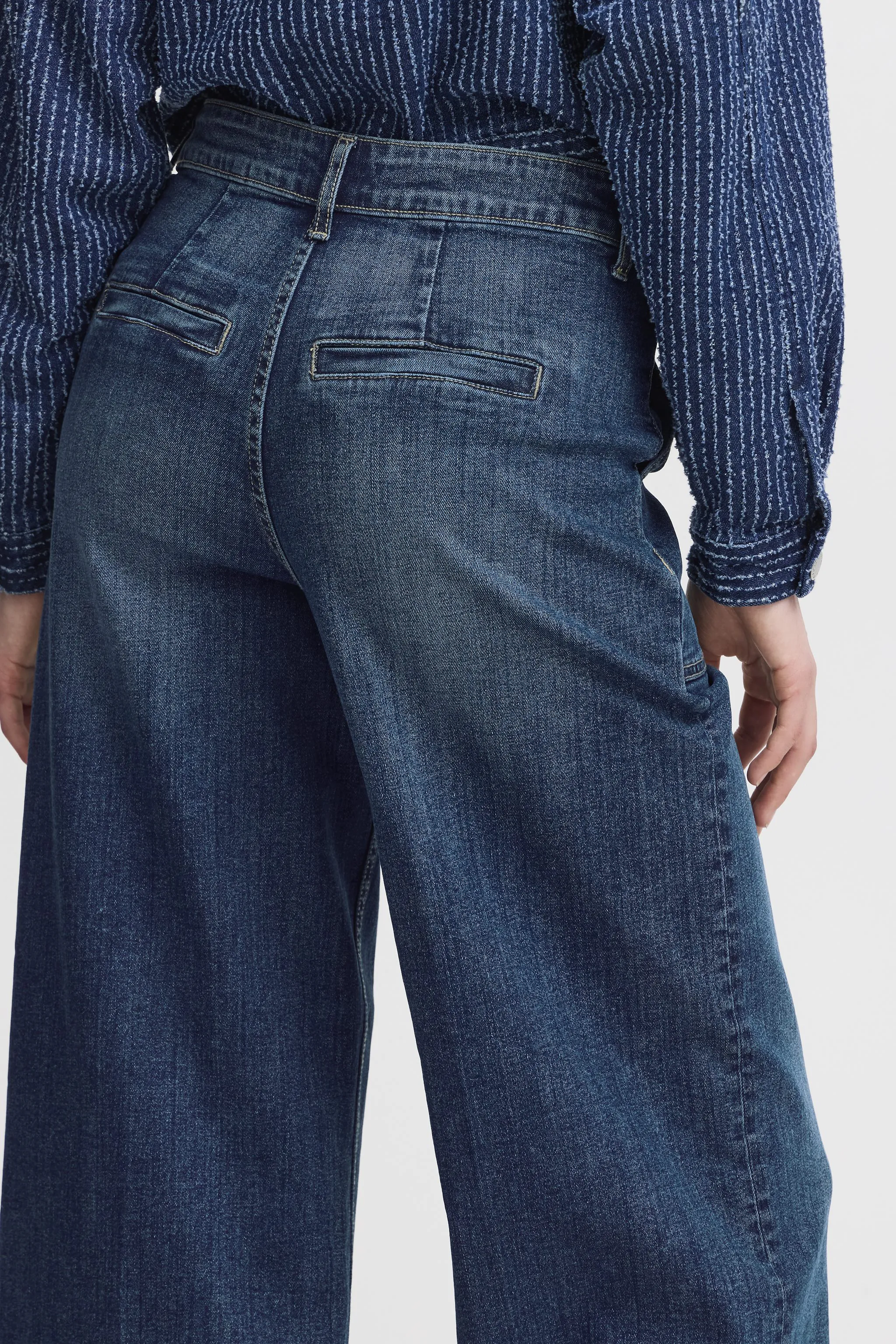 mid-blue-denim-bykomma-jeans (8)