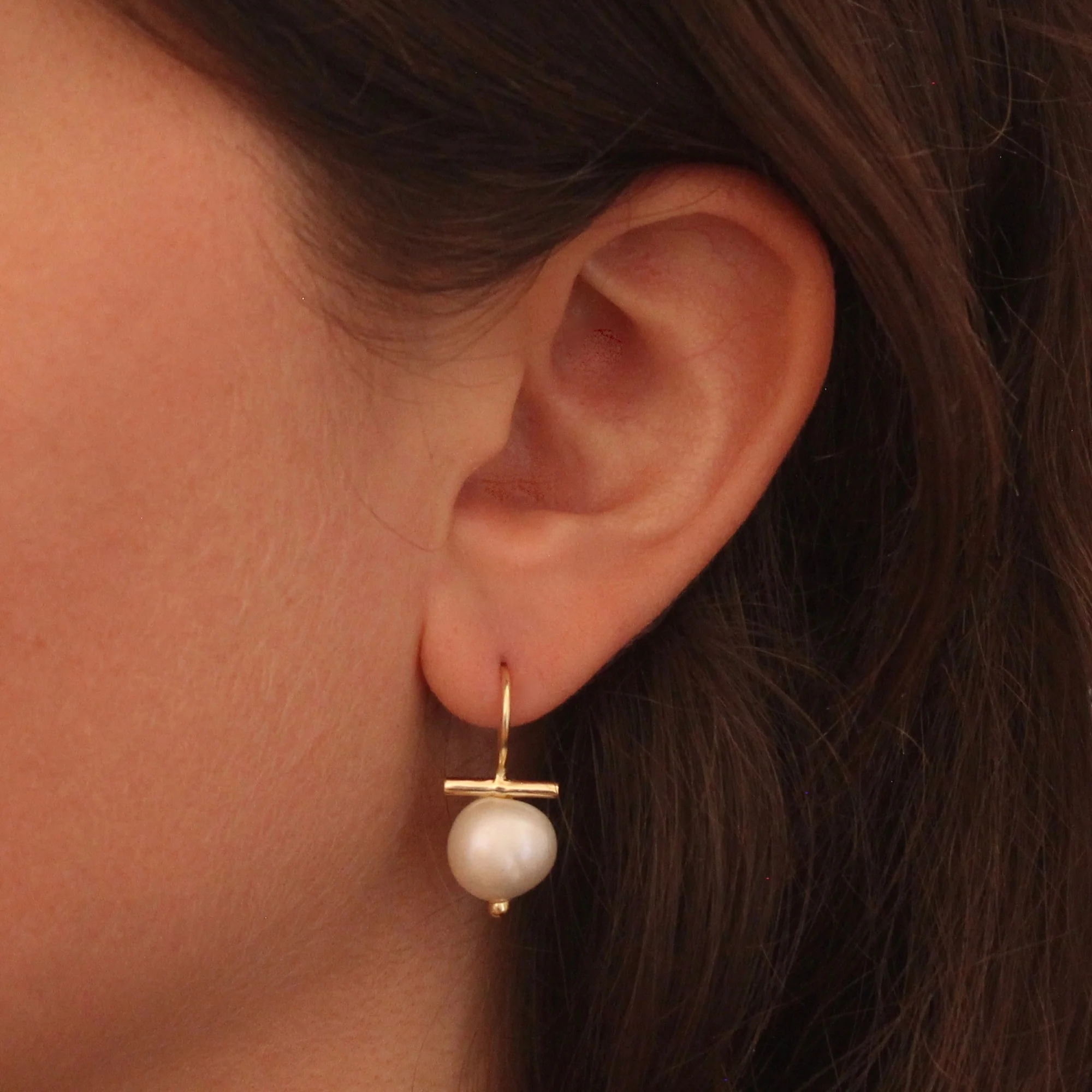 NE70_pearl_white_freshwater_june_birthstone_minimal_gold_bar_drop_earrings